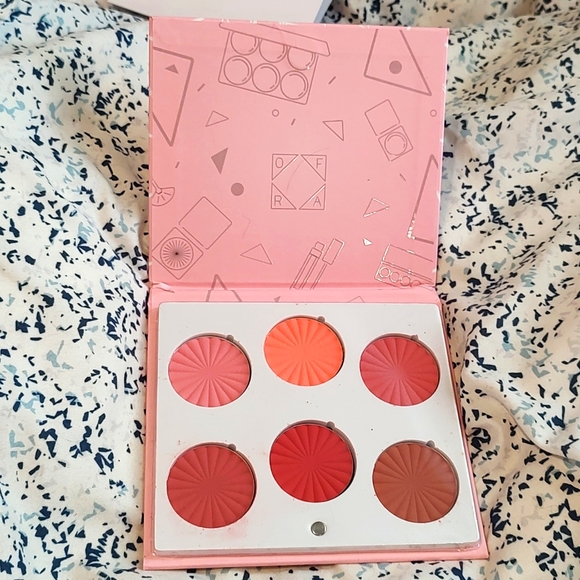 Charm your cheeks - Picture 3 of 5